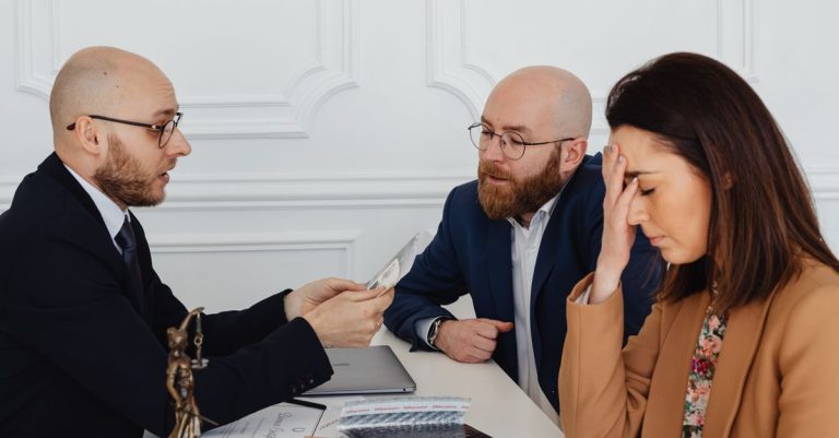 עורך דין פינוי בינוי לדיירים: מתי חובה וכמה עולה